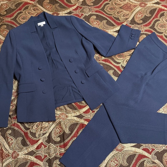 Super Sharp Double Breasted Tahari ASL Pant Suit (Worn Once) Navy - Picture 2 of 3